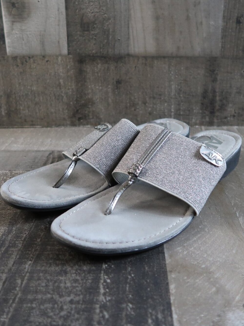 Anne Klein Size 8.5 Silver Metallic Sporty Sandals Thong Casual Cuishon